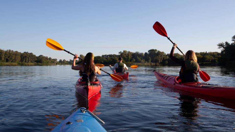 people kayaking on their low waste summer holiday